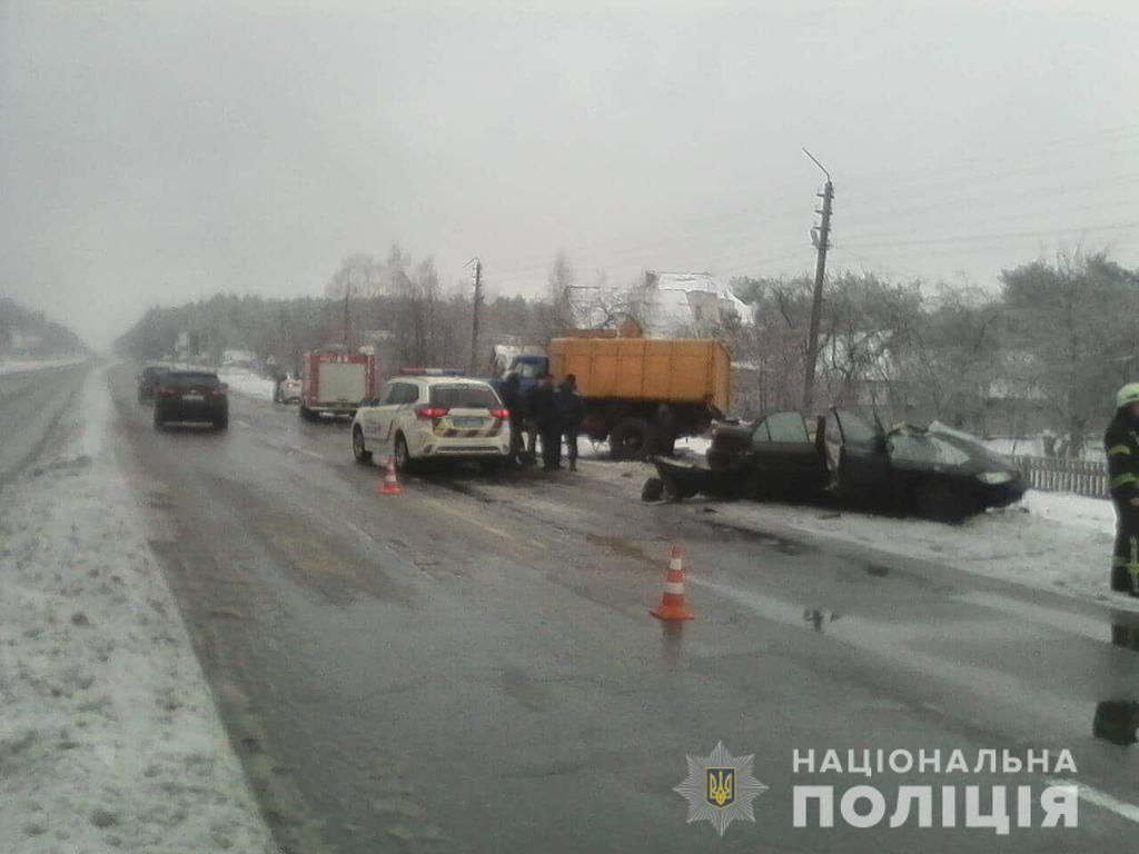 Под Киевом иномарка влетела в грузовик: много погибших, выжившие пассажиры на грани - фото