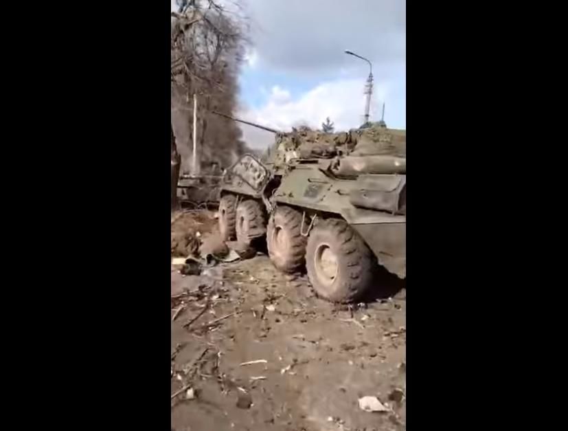 ВСУ разгромили колонну "кадыровцев" в Буче под Киевом: разбитая бронетехника догорает посреди улицы
