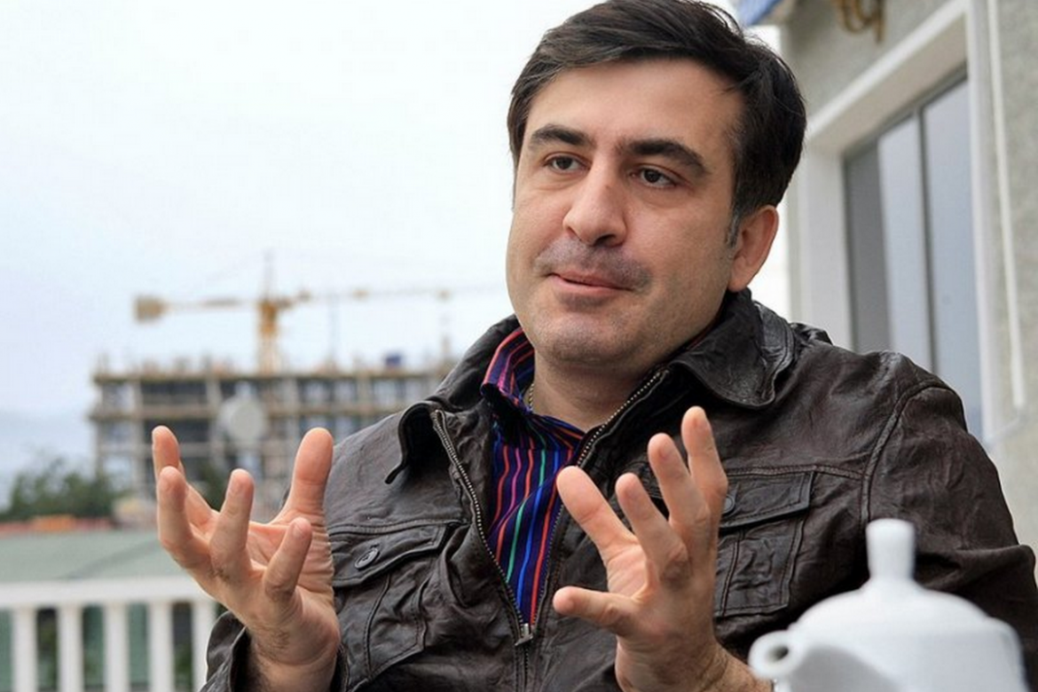 Саакашвили рассказал о произволе одесских коммунальщиков, показав труп дельфина на пляже
