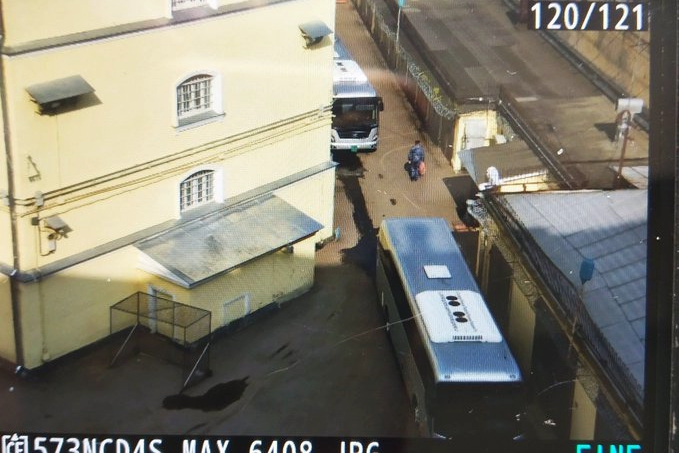 ​Источник: В СИЗО Лефортово пригнали два тонированных автобуса, что-то начинается - кадры