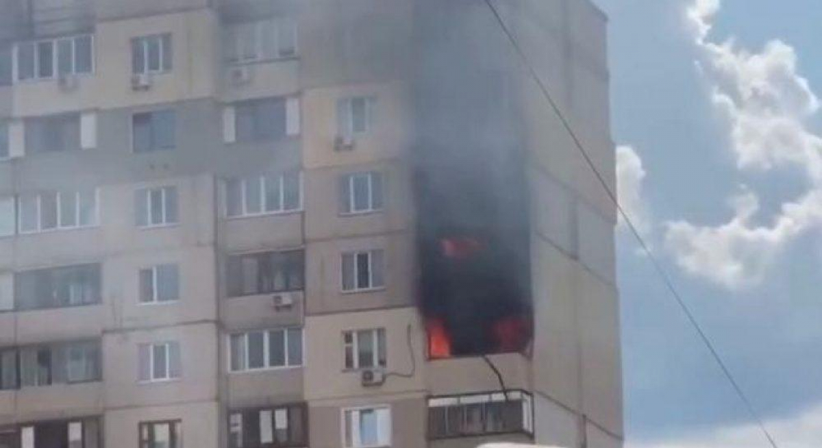 В Киеве рядом с домом, где взорвался газ, бушует пожар: пламя охватило несколько этажей