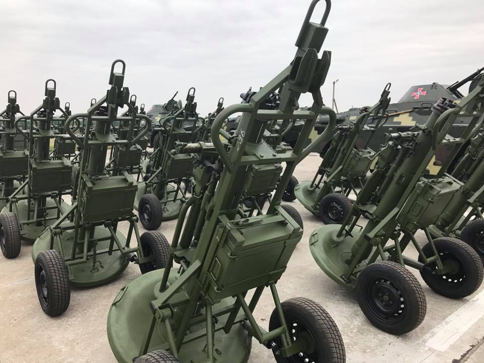 Соцсети в шоке от количества вооружения: появились фотографии военной техники и оружия, которые Порошенко передал в АТО (фото)