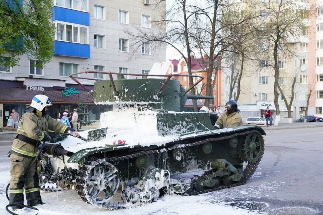 ​В России на репетиции парада загорелся танк "Т-26" - россияне в Сети заметили интересную деталь