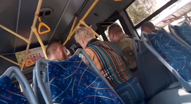 Зайцы на выход: смелая кондуктор в оккупированном Донецке с позором выгнала отказавшихся платить за проезд боевиков (кадры)