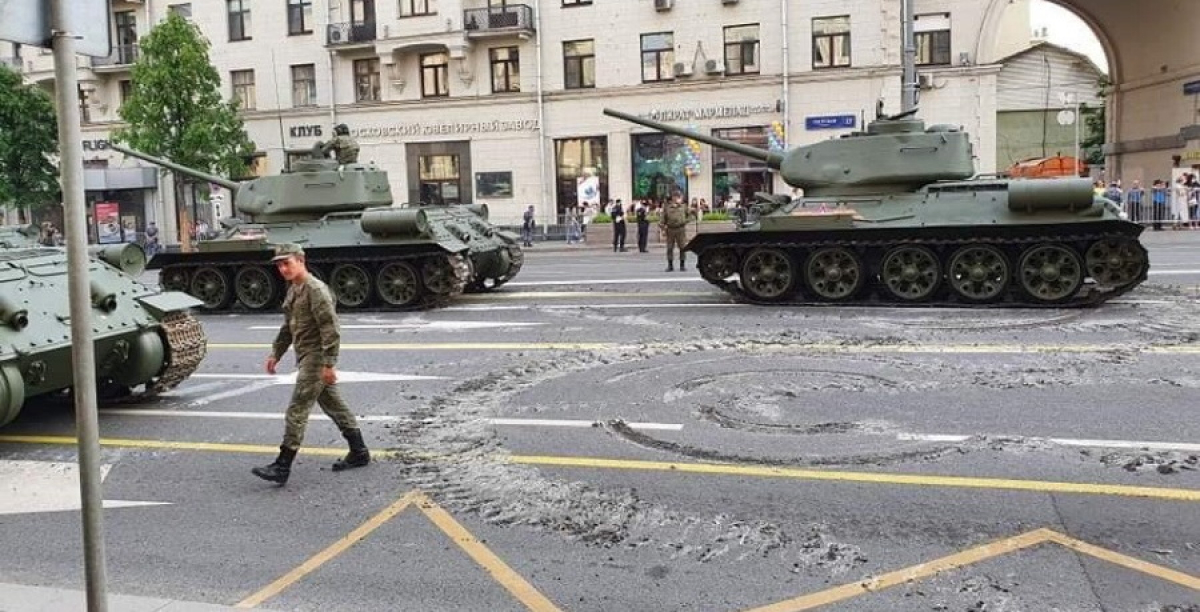 Парад Победы в РФ: легендарные танки, сделанные в Украине, разворотили дороги Москвы