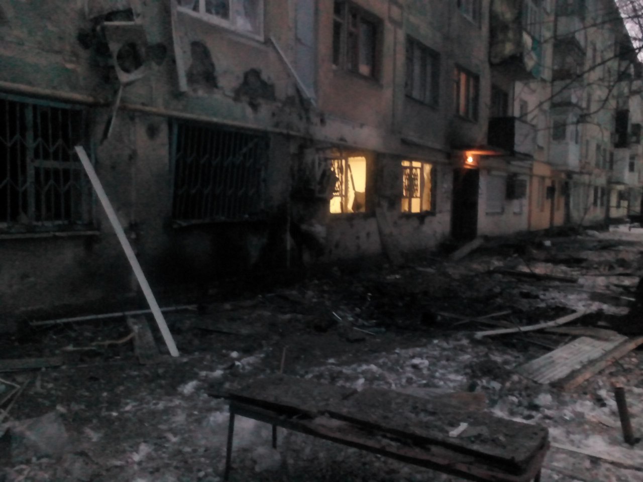 Как выглядит один из дворов по улице Артема в Донецке после мощного обстрела