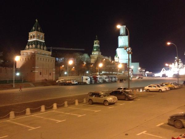  В Кремле началась эвакуация? Под стенами ожидают 9 грузовых фур 
