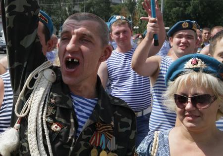 День ВДВ в оккупированном Донецке: боевики запугали местных жителей стрельбой и пьяными выходками (кадры)