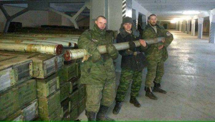 ​“Мы станем за спиной детей и женщин”: “асвабадители” в Донецке превратили школу в склад боеприпасов