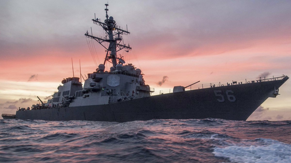 Военное судно США "Джон С. Маккейн" протаранило нефтяной танкер в водах около Сингапура - 10 моряков пропали без вести, 5 ранены: фото