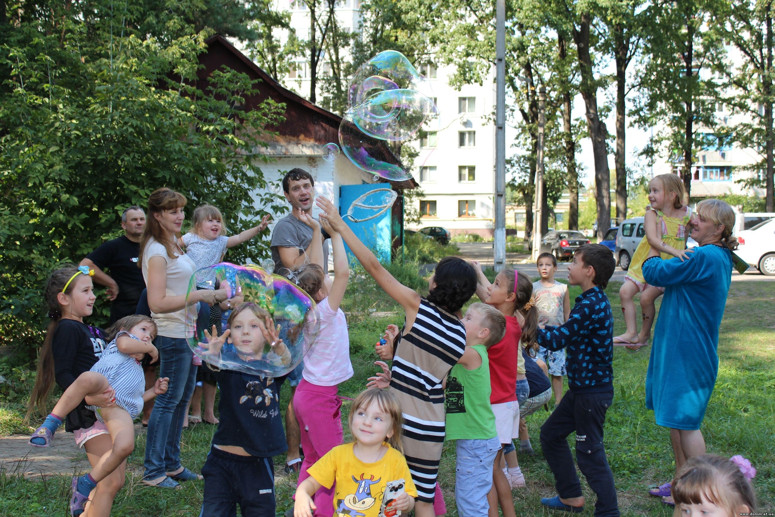 Киевские волонтеры откроют летний лагерь для детей переселенцев