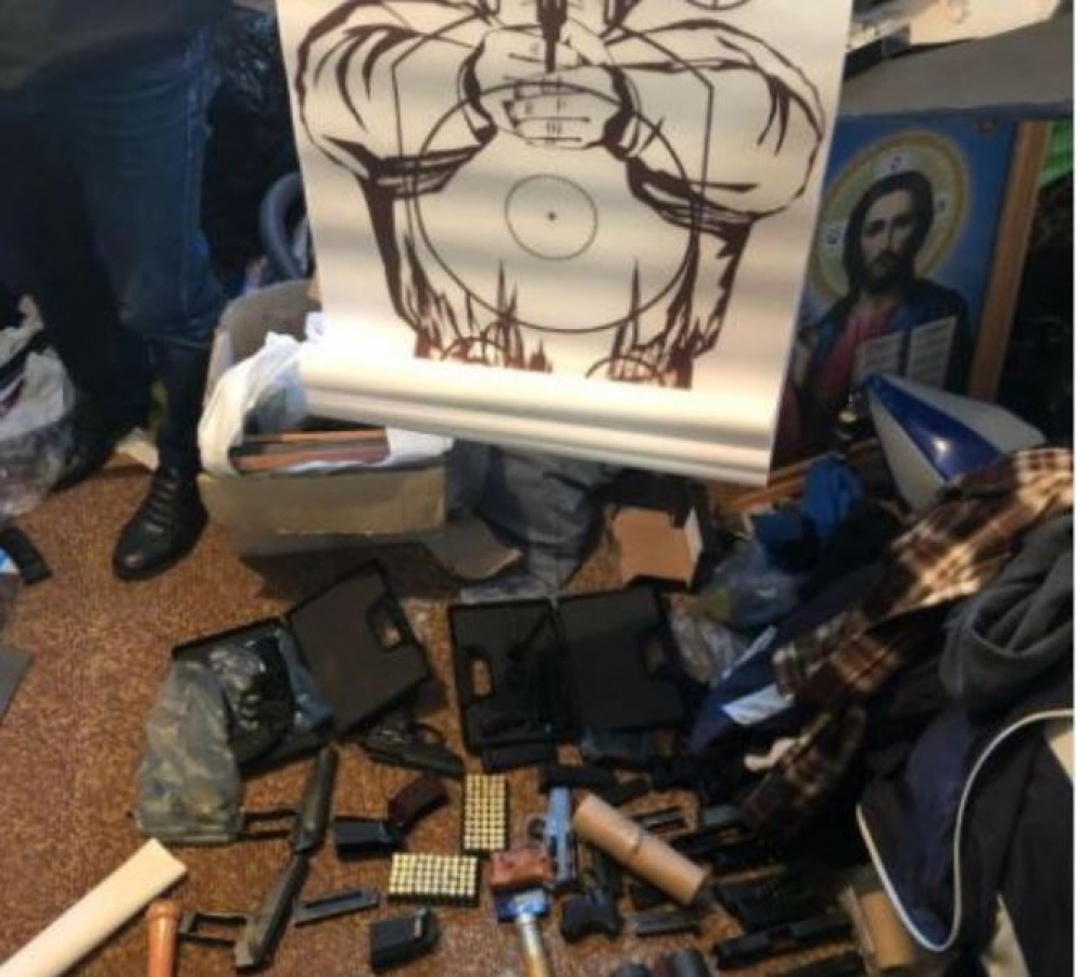 Иконы, гранаты и автоматы: полиция задержала священника, торговавшего боевым оружием