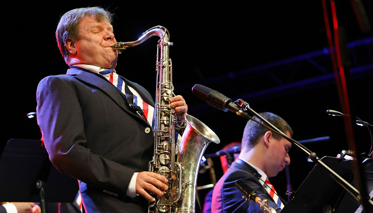 В США отменили концерты саксофониста из России Бутмана из-за связей с Путиным