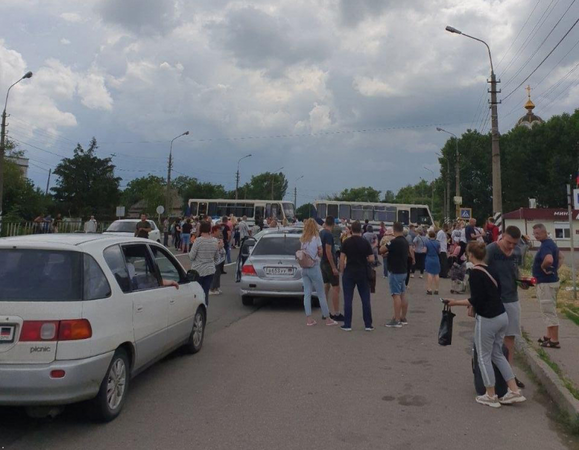 "Люди пошли на штурм, "ДНР "перекрыла дорогу машинами и автоматами", - соцсети о ситуации на блокпостах Донбасса