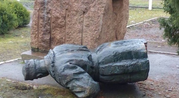 Генерала сбили с ног: на Черниговщине повалили памятник НКВДисту – кадры
