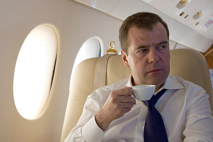 Маразм крепчает: "политкорректный" премьер-министр России Дмитрий Медведев собрался переименовать кофе американо в "русиано"