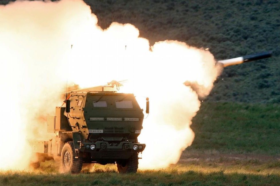 ​Работает HIMARS: ВСУ показали, как "пожарили" колонну военной техники ВС РФ