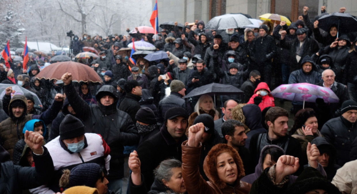 В Ереване противники Пашиняна ворвались в правительство: "Для нас нет закрытых дверей"