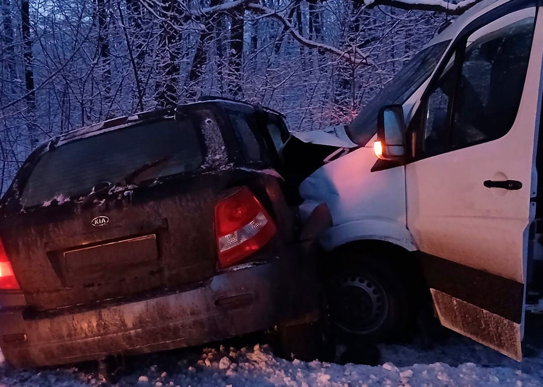 Под Харьковом кроссовер врезался в микроавтобус Mercedes – 18 человек пострадали 