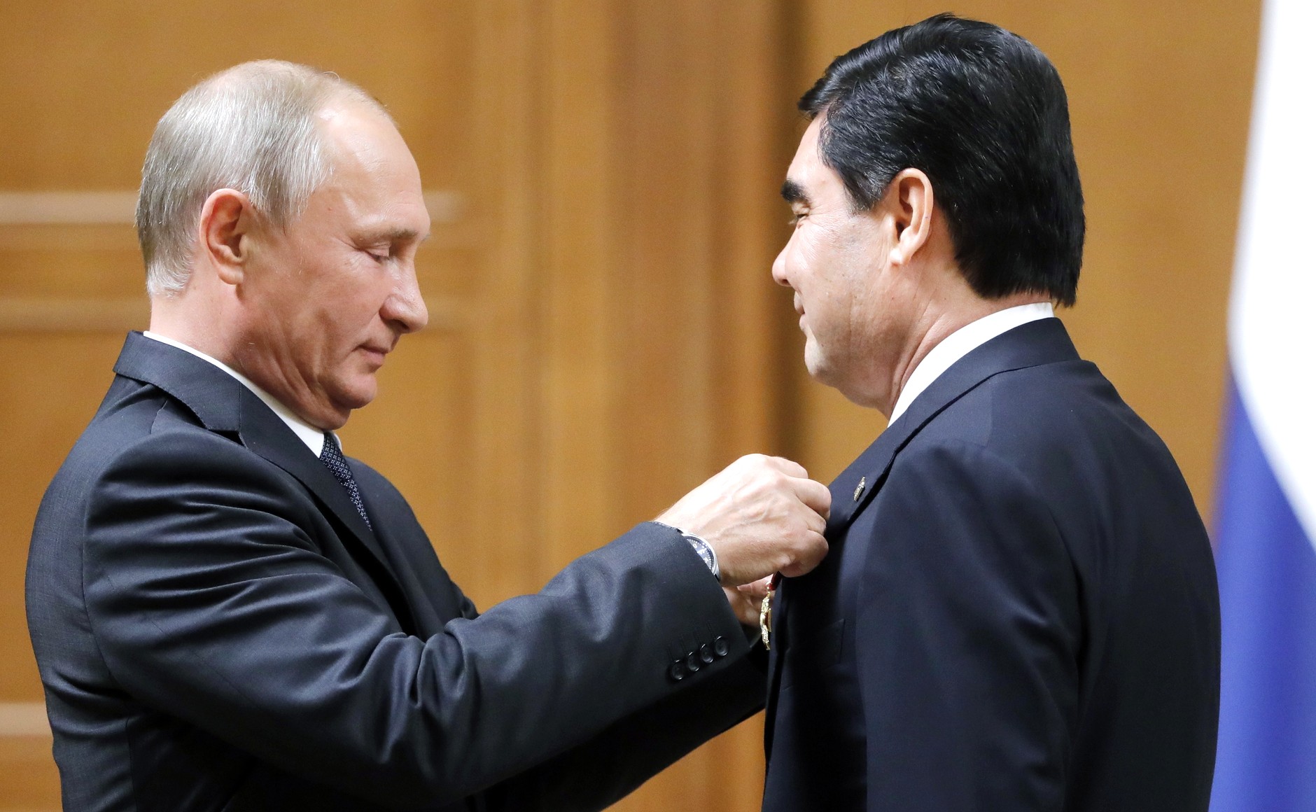 ​В Кремле страшно оконфузились: диктор только с третьей попытки смог правильно выговорить отчество президента Туркмении, которому Путин вручал орден, - кадры