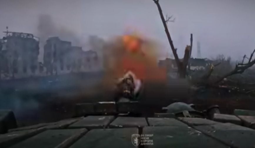 В Часовом Яру танк "Т-72" ВСУ нанес 12 ударов по многоэтажке, уничтожив оккупантов: видео боя