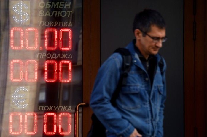 ​"Никто не спасет", – Невзлин советует россиянам менять рубли: грядет невиданный банковский кризис