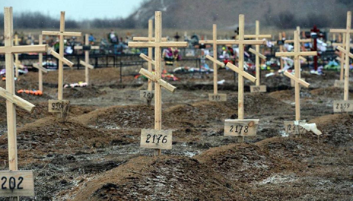 Все в могилах российских солдат: плачущая россиянка показала кладбище во Владивостоке