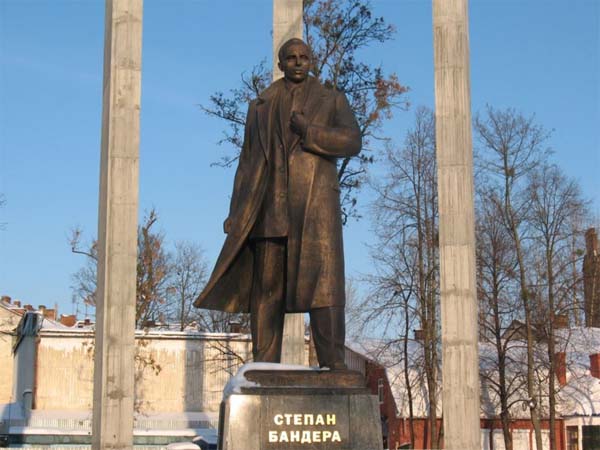 Паника во Львове: аноним сообщил, что возле памятника Бандере произойдет теракт