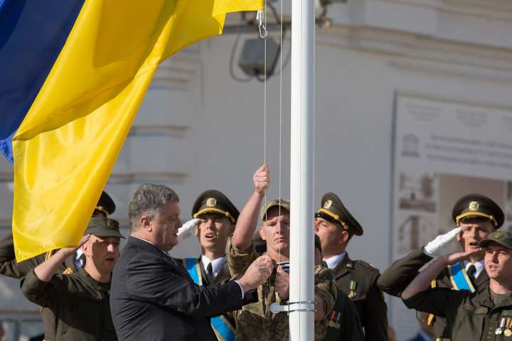 "Корчит, как чертей от ладана", - Порошенко рассказал о реакции российских оккупантов на флаг Украины