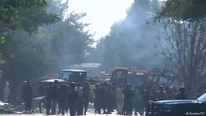 Столица Афганистана сотряслась от мощного взрыва: из-за автомобиля, который взлетел на воздух, погибли десятки людей - кадры