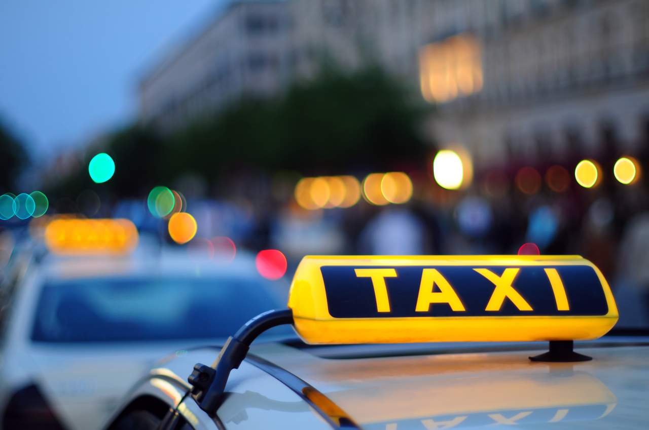 В Сеть попали кадры нападения голого мужчины на такси в Харькове