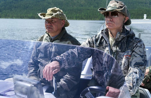 ​"Новый имидж Путина - секс-символ пенсионерок", - Эйдман объяснил, почему российский лидер решился на позорную "рыбную фотосессию"
