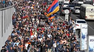 Протесты в Армении: задержанные участники уличных акций сбежали из полицейского фургона. Опубликованы зрелищные кадры