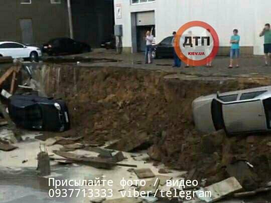 Погодный армагеддон в Киеве: улицы превратились в реки, в одном из районов столицы под землю провалились несколько машин - опубликованы жуткие кадры