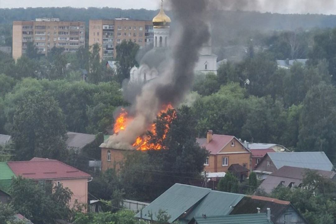 ​ПВО РФ "уронила" украинский дрон на жилой дом в Подмосковье: здание в огне