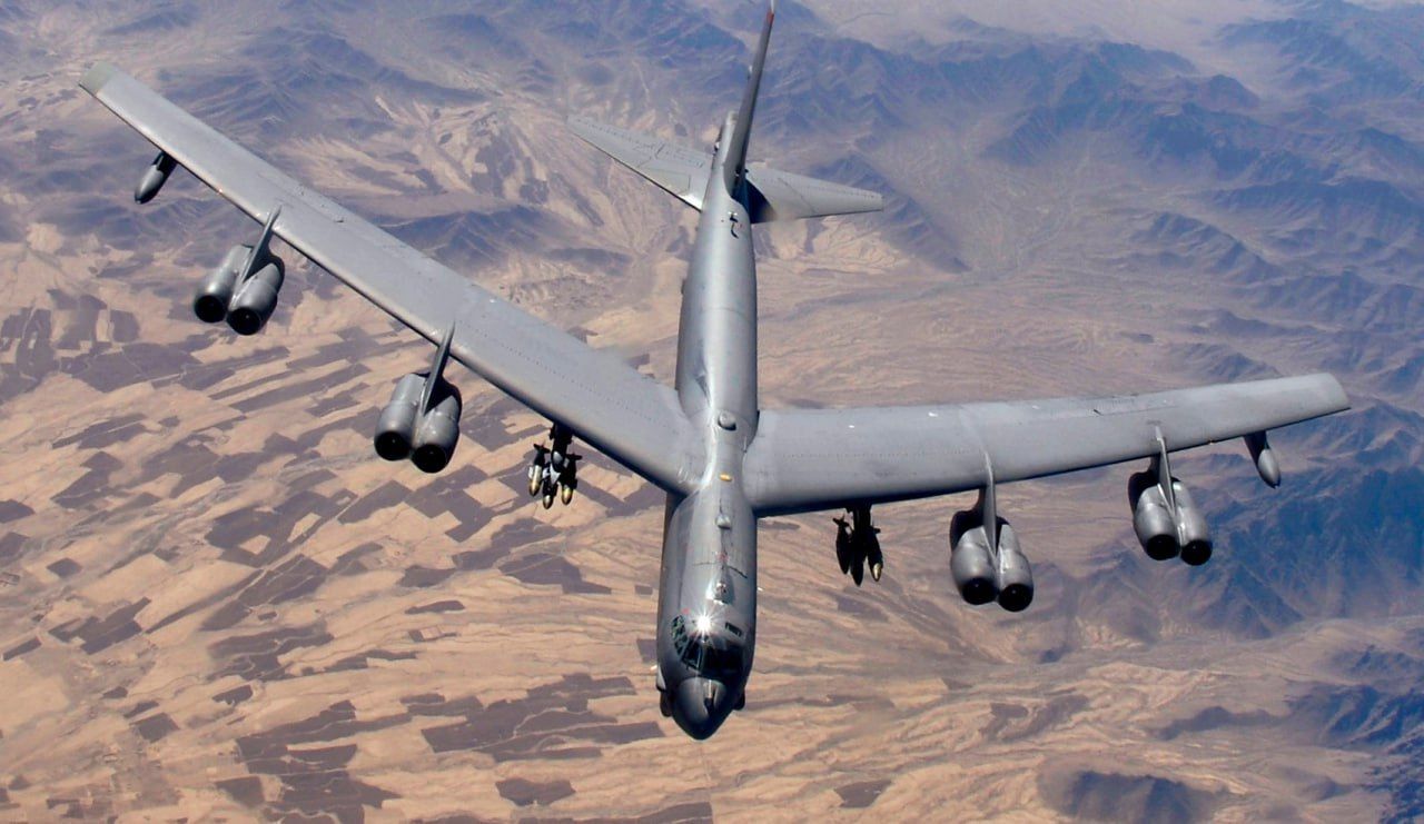 Ядерный бомбардировщик B-52 США "отстрелялся" по союзнику РФ  