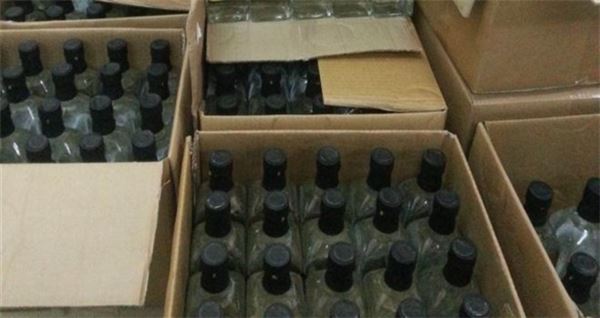 В Запорожье выявлена крупная партия поддельного алкоголя: из подпольного цеха изъяты сотни литров суррогатного коньяка 