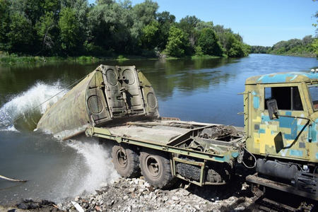 ​Укротили водную стихию: штаб АТО поделился впечатляющим видео, как украинские войска форсировали на танках водоем на Донбассе