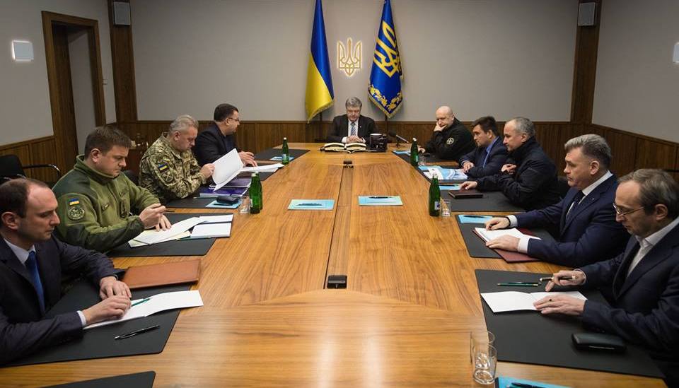 Из-за вакханалии в Луганске Порошенко экстренно созвал Военный кабинет