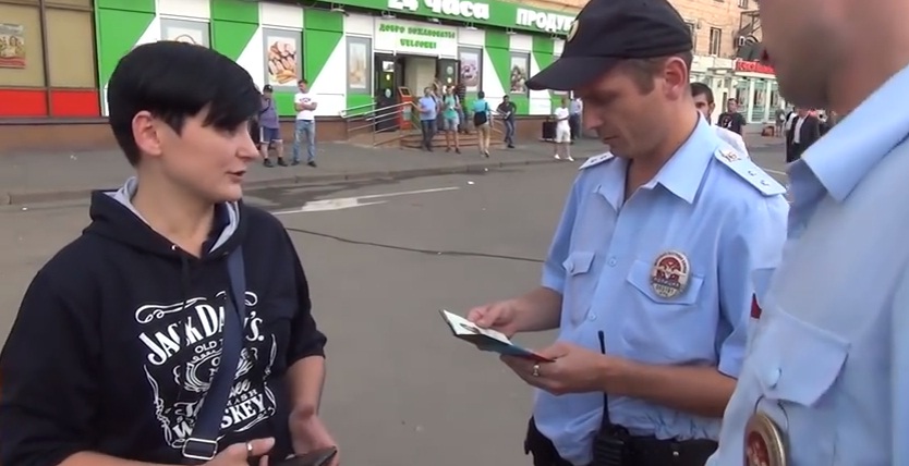 "Я из "ДНР", мне в вашей России можно делать все, что хочу", - в Москве сепаратистка попала в полицию за провокации возле вокзала