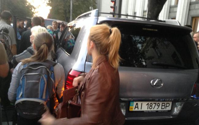 Обложили со всех сторон: правоохранители поводят обыск в машине Мосийчука
