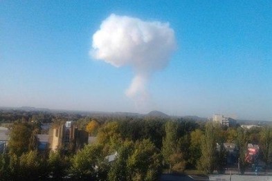 В западной части Донецка после взрыва в небо поднялся "белый гриб"