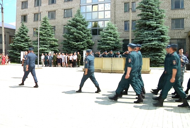 В Луганске выпускники "училища МВД" приняли присягу на верность боевикам (фото)