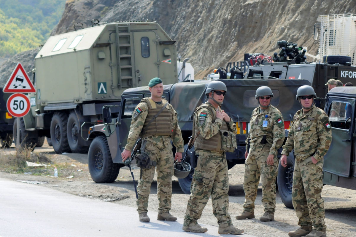 Сербия перебросила танки и боевую авиацию к границе Косово: Приштина срочно созывает Совбез