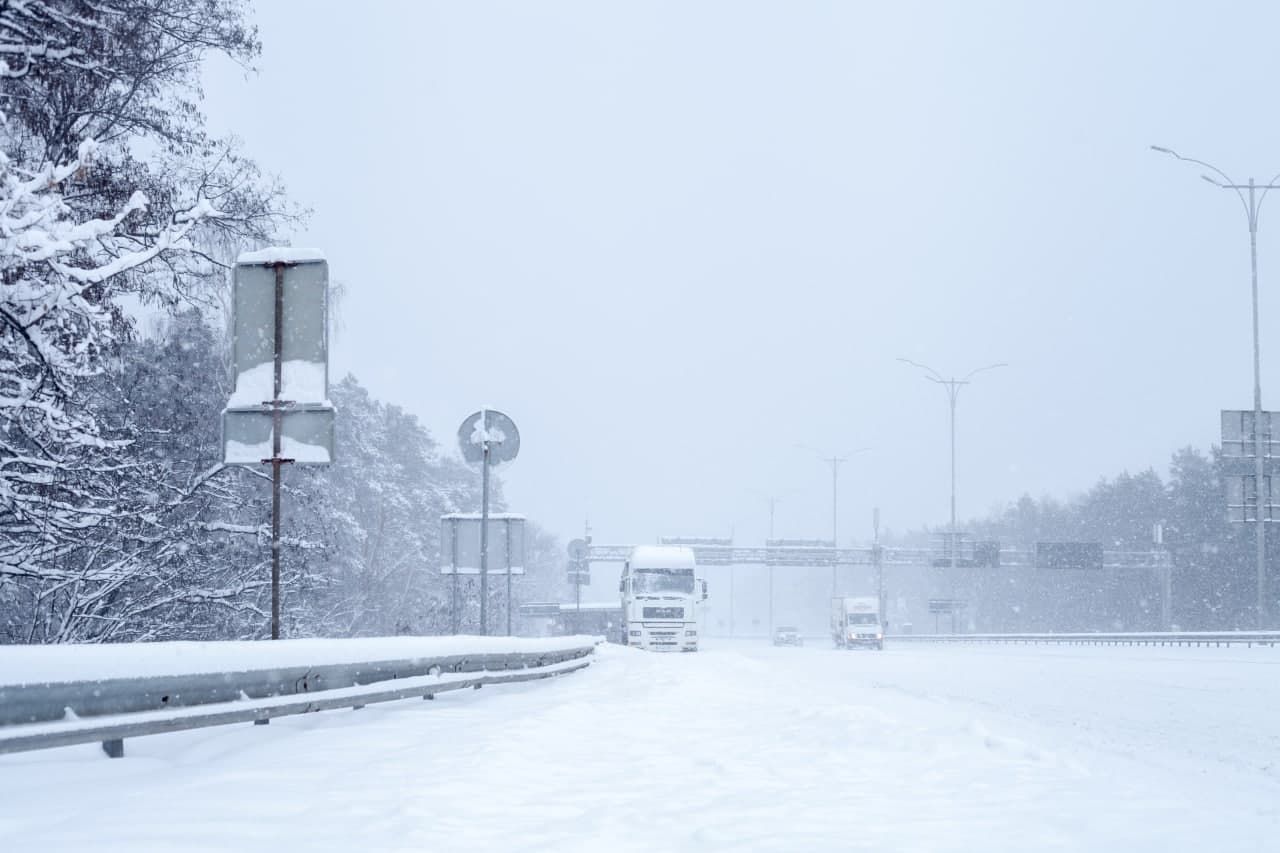 Снегопады, метели и сугробы на дорогах: в Украине резко изменится погода