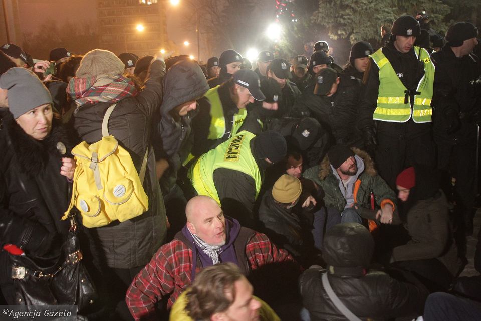 Поляки протестуют против действующей власти: полиция применила силу и слезоточивый газ