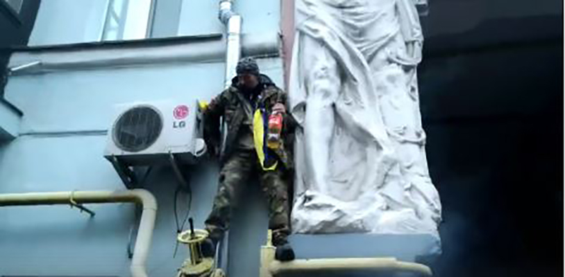 Массовые беспорядки в центре Киева: в кадр попала попытка самосожжения