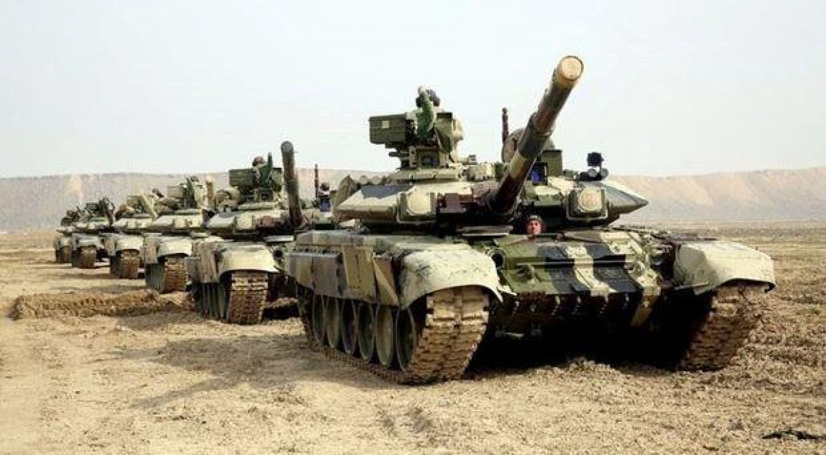 Армения пытается остановить наступление Азербайджана в Карабахе: крупная колонна танков едет к границе