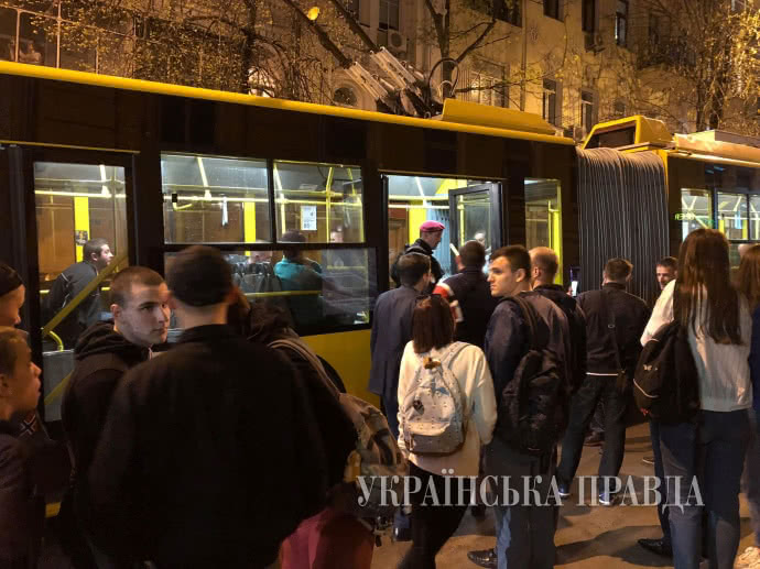 В центре Киева в заполненном людьми троллейбусе случилась поножовщина - подробности и кадры