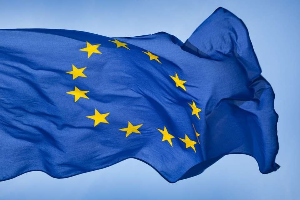 Евросоюз нанесет санкционный удар по России, снизив "потолок" цен на нефть, — Bloomberg